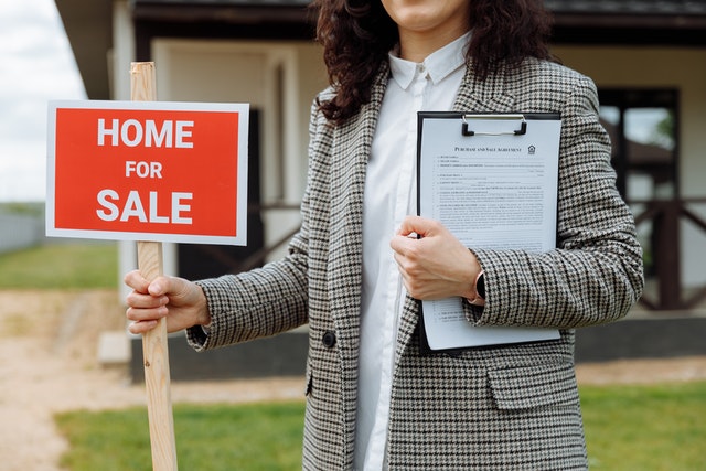 real estate agent pointing out mistakes to avoid when selling your home